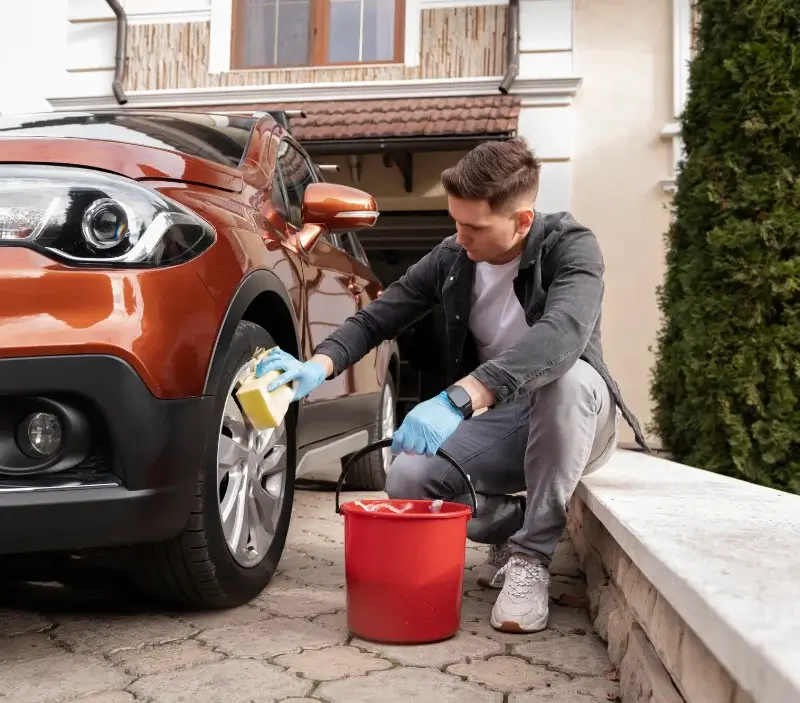 Lavage auto à domicile Bagnac-sur-Célé : professionnel intervenant sur un véhicule